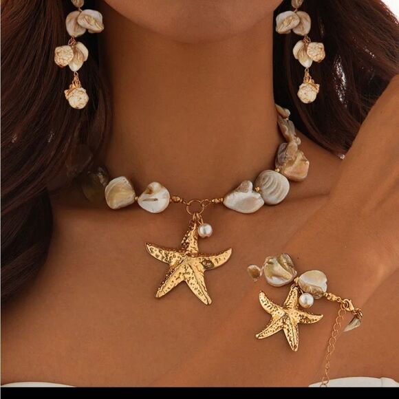 New ANTHRO Shell Fan Scallop Earrings - Picture 2 of 8